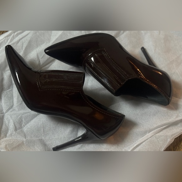 New Valentino Garavani Burgundy Patent Leather Booties 36.5 with sole protectors - Picture 10 of 13